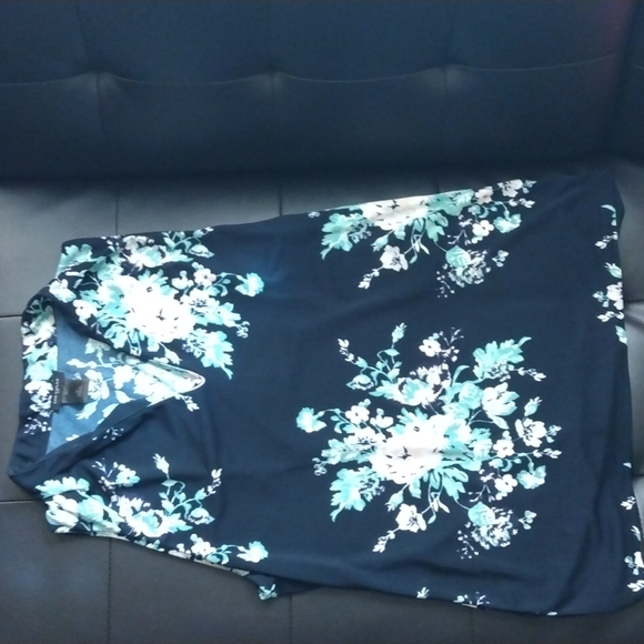 ANN TAYLOR....Sleeveless and Teller blouse size medium 100% polyester - Picture 3 of 4